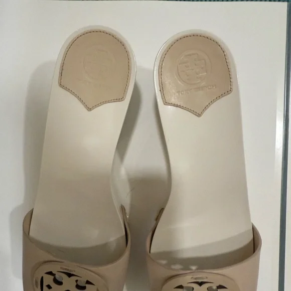Tory Burch Cream and White 3-1/4” Wedge Sandals (sz 8.5) - Picture 5 of 8